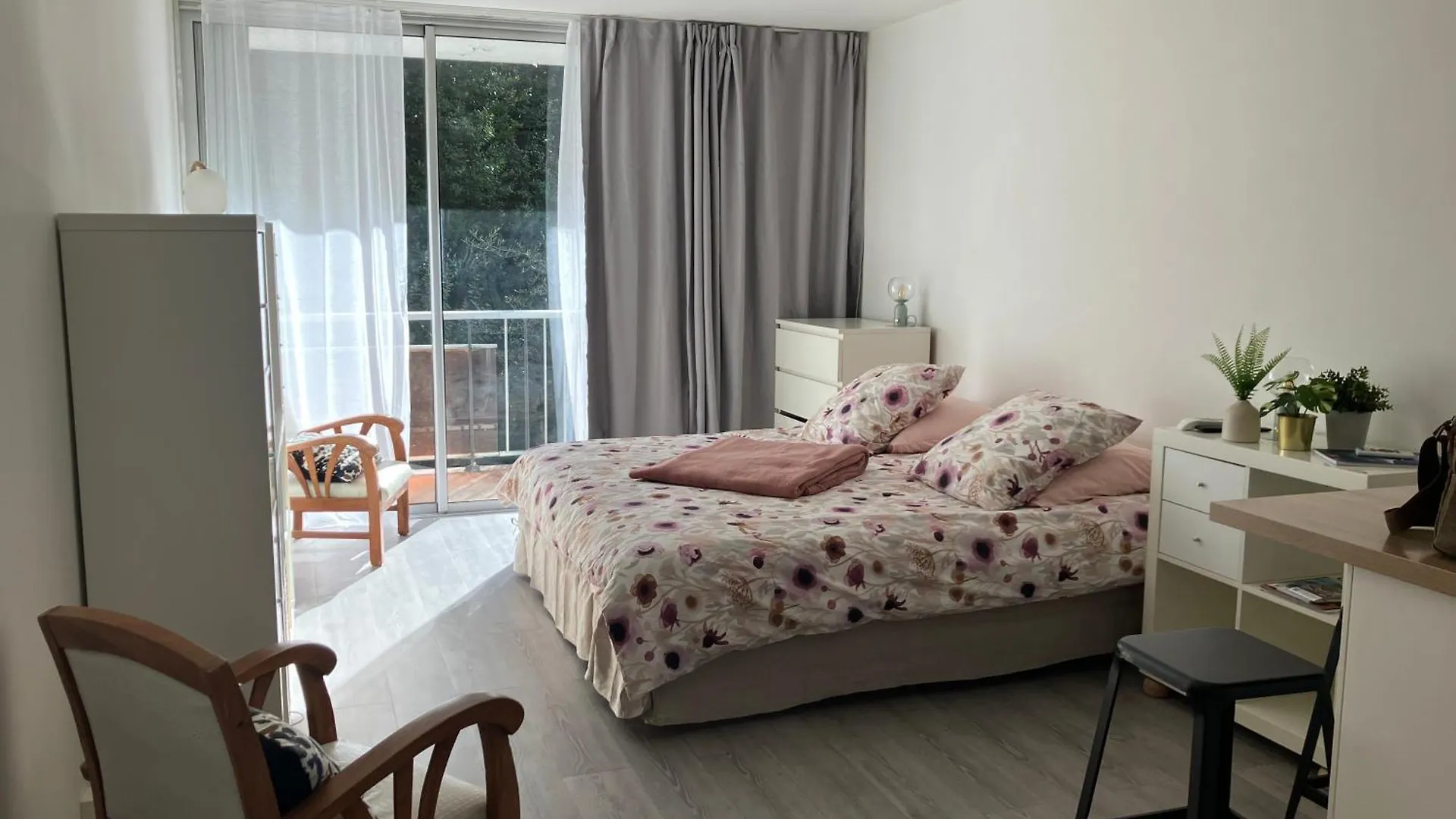Superbe Studio Au Calme Quartier Cap Brun contacts